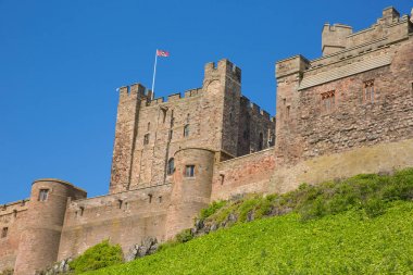 Bamburgh Castle Northumberland Kuzey Doğu İngiltere İngiltere bayrağı ve mavi gökyüzü ile