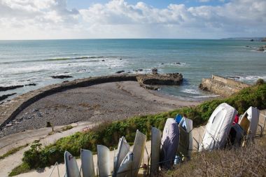 Looe yakınındaki Portwrinkle Cornwall Limanı deniz araçları ile