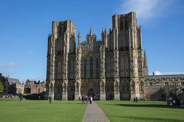 Beautiful Spring Sunshine Blue Skies Were Enjoyed Visitors Wells Cathedral — Stock Photo, Image