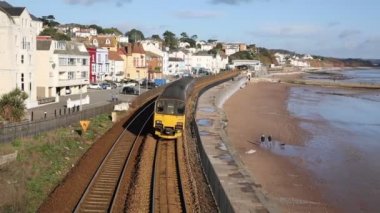 Hızlı tren Köprüsü beach demiryolu tren ve deniz Dawlish Devon İngiltere İngiltere İngilizce sahil beldesi yaklaşıyor