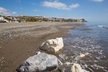 La Cala del ahlaki Plajı Malaga doğusunda ve Rincon de la Victoria yakın Costa del Sol İspanya beyaz taşlarla '