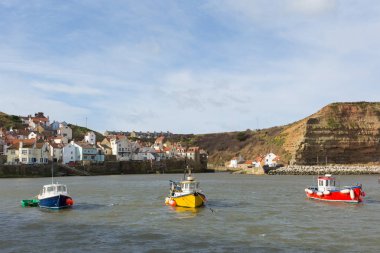 Staithes Yorkshire İngiltere'de sahil manzaralı tekne Bay 