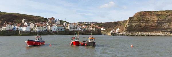 Staithes Yorkshire Mit Booten Hafen Küstenort Und Touristenziel Panoramablick — Stockfoto