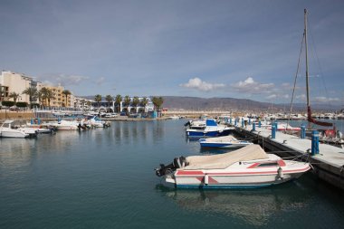 Roquetas del Mar Andaluca İspanya tekneler ve liman ile