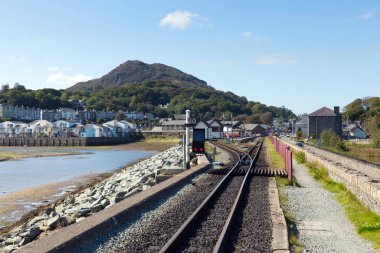 Porthmadog Wales tren yolundan kasabaya doğru gidiyor. 