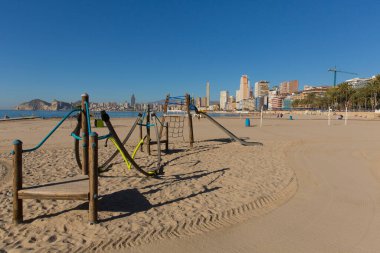 Benidorm plajı İspanya playa del mal pas oyun alanı ile 