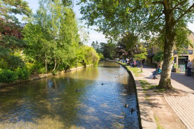 Güzel yaz güneşi ve güzel hava, 12 Haziran 2018 Salı günü Bourton-on-the-water, Coswold Gloucestershire İngiltere 'ye gelen ziyaretçileri cezbetti.