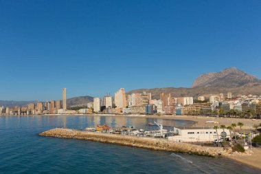 Benidorm 'dan Cala del mal pas plajına ve eski Costa Blanca İspanya' nın gözünden tekne iskelesine.