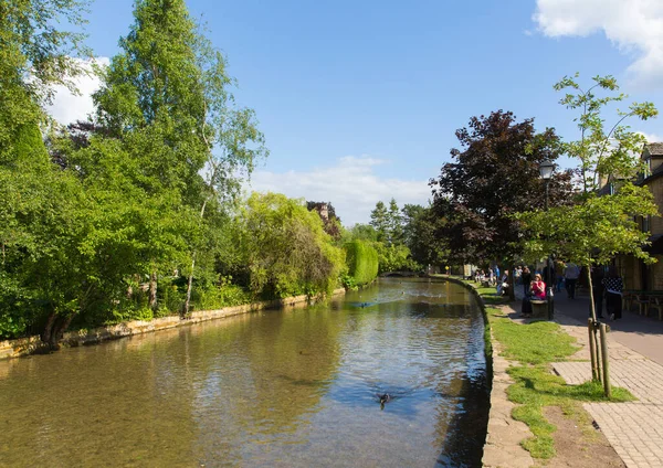 Mooie Zomerzon Mooi Weer Trokken Bezoekers Naar Bourton Water Coswolds — Stockfoto