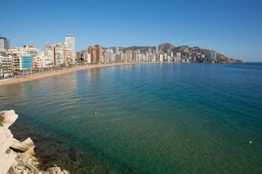 Costa Blanca 'da Benidorm İspanya turistik kasabası. Mavi deniz ve Levante plajı manzaralı.