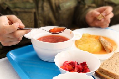 Yemek odasında armiyu. Ne askeri yemek.