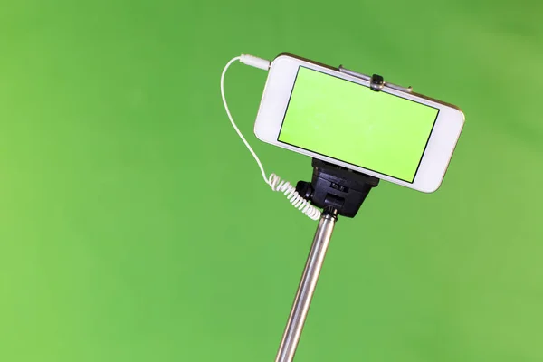 Selfie çubuk yeşil bir arka plan üzerinde