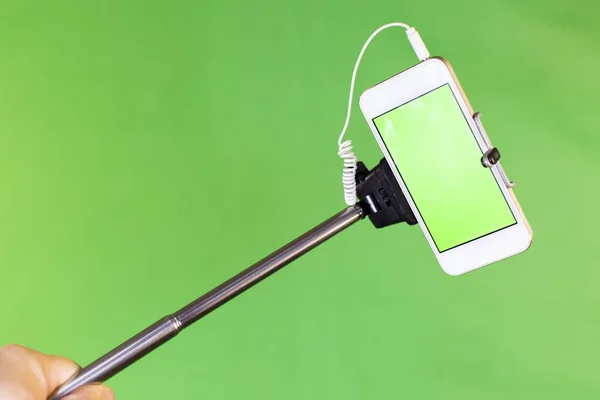 Selfie çubuk yeşil bir arka plan üzerinde
