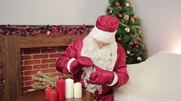 Санта Клаус зажигает свечи . — стоковое видео