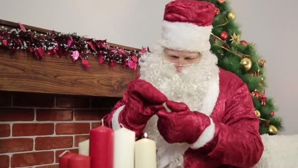 Санта-Клауса вогні свічок. — стокове відео
