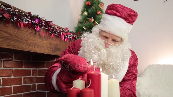 Santa Claus enciende velas . — Vídeos de Stock