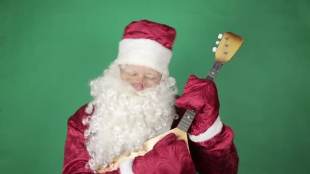 Santa Claus is engaged in music. — Stock Video