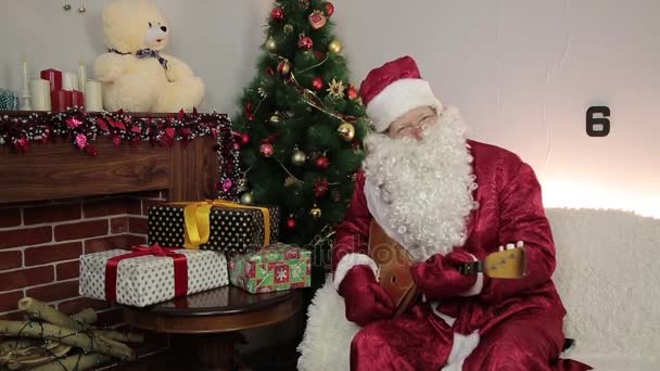 Święty Mikołaj jest zaangażowany w muzyce. — Wideo stockowe
