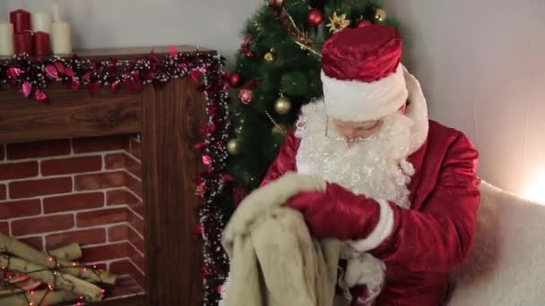 Kerstman met een lege zak. — Stockvideo