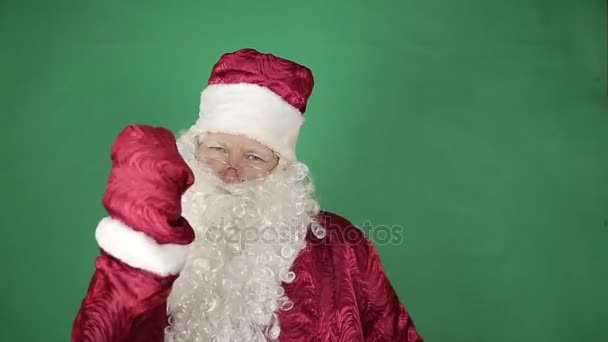 Santa Claus golven zijn vuist. — Stockvideo