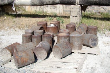 Depo malzeme açık havada.