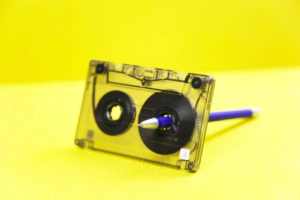 Cassete de áudio e um lápis — Fotografia de Stock