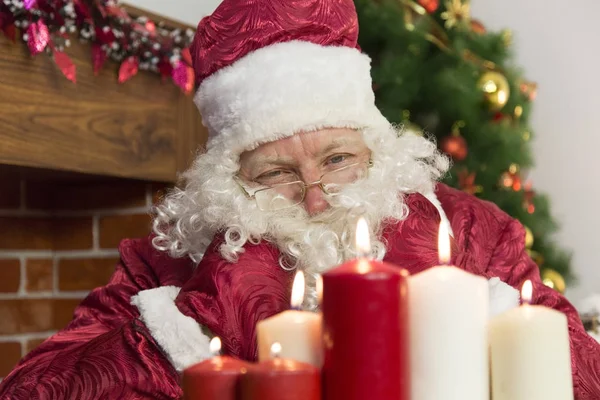 Santa Claus i nowy rok świece. — Zdjęcie stockowe