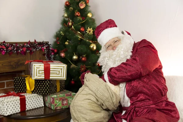 Papai Noel recebe presentes do saco . — Fotografia de Stock