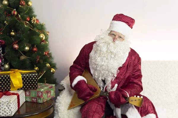 Święty Mikołaj jest zaangażowany w muzyce. — Zdjęcie stockowe