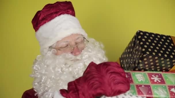 Santa Claus with gifts. — Stock Video