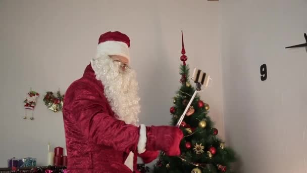 Papai Noel tira fotos de si mesmo . — Vídeo de Stock