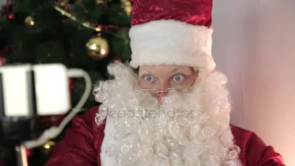 Санта Клаус фотографирует себя . — стоковое видео