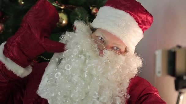 Santa Claus toma fotos de sí mismo . — Vídeo de stock