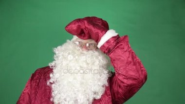 Noel Baba etrafına bakıyor. 