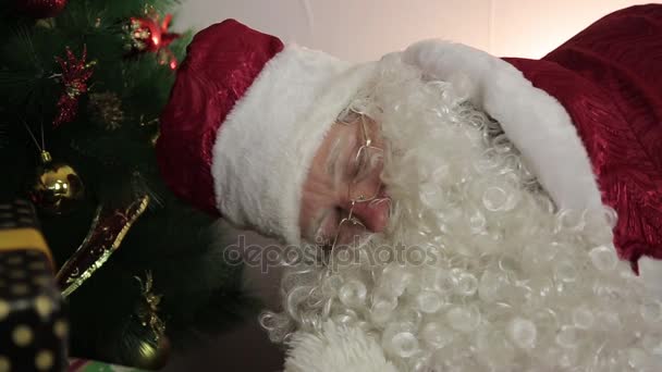 Санта Клаус спит на диване . — стоковое видео