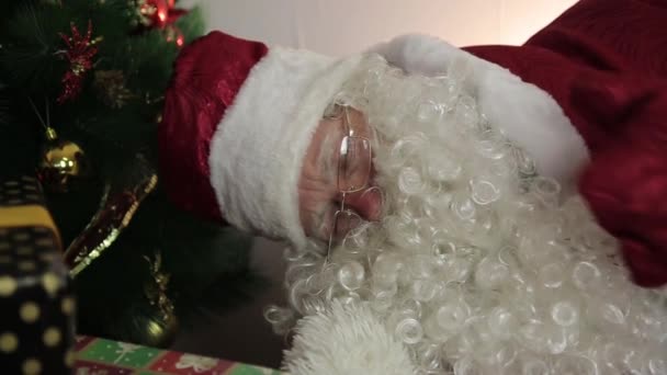 Le Père Noël dort sur le canapé .