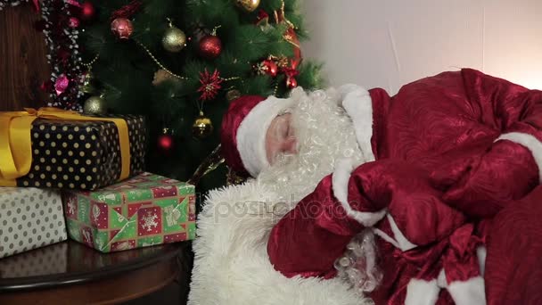 Santa Claus is in slaap op de Bank. — Stockvideo