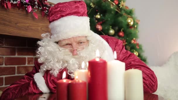 Santa Claus blåser ut ljusen. — Stockvideo