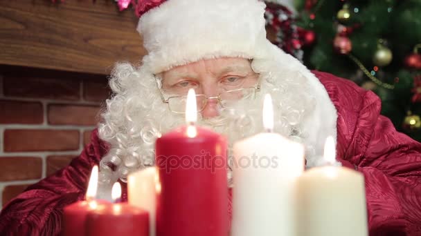 Санта Клаус задувает свечи . — стоковое видео