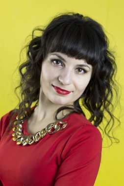 Sarı bir arka plan üzerinde güzel esmer.