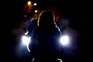 Geceleri bir kızın silueti