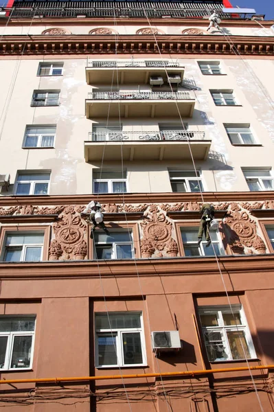 Reparación de la fachada del edificio, escaladores — Foto de Stock