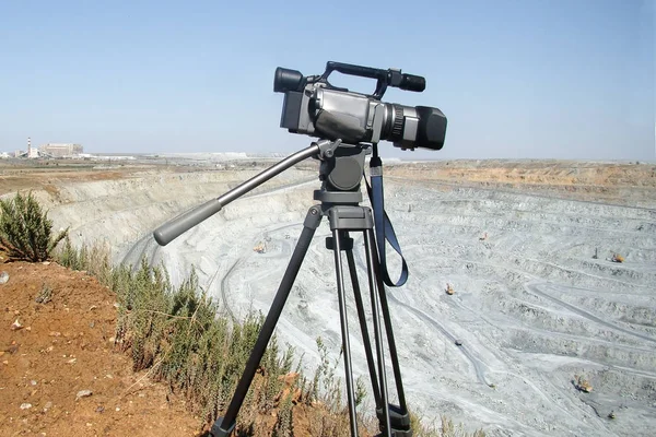 삼각대에 캠코더 촬영 구 덩이 광산 광산 — 스톡 사진