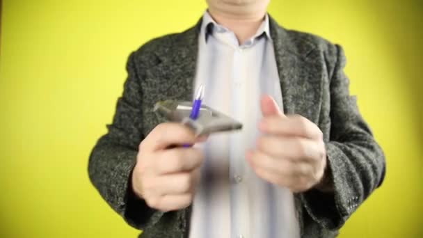 Cassette audio et crayon . — Video