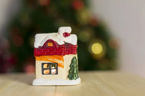 Jouet de Noël Maison avec une bougie — Photo