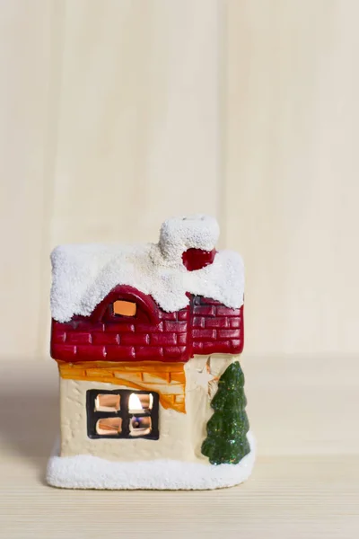 Jouet de Noël Maison avec une bougie — Photo