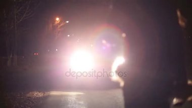 Kız arabaya geceleri gider. Far gece güzel kız arabaya gidiyor