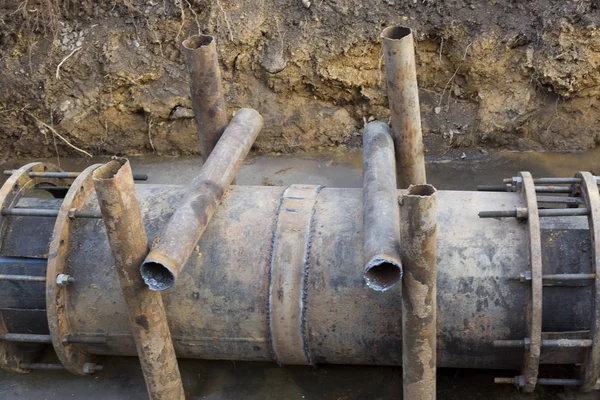 Reparatie van een waterpijp in een stad — Stockfoto