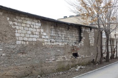 Hırsızlar soyguncular duvara çarptı.