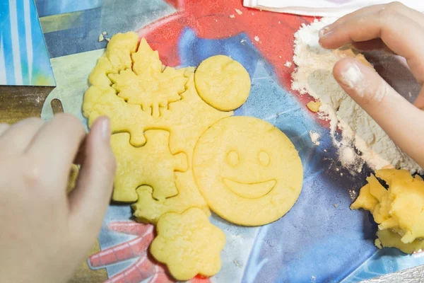 I bambini fanno i biscotti dalla propria forma . — Foto Stock